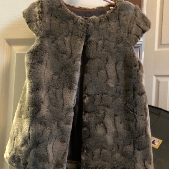 Lili Gaufrette faux fur vest with cap sleeves 6 - Picture 1 of 5
